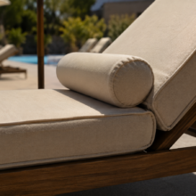 Lüks otel, resort ve havuz başı kullanımına uygun profesyonel şezlong minderi modeli. Su itici kumaş yapısı, dayanıklı dış mekan tekstili özelliği ve konforlu tasarımıyla otel şezlong minder çözümlerinde estetik ve uzun ömürlü kullanım sunar.