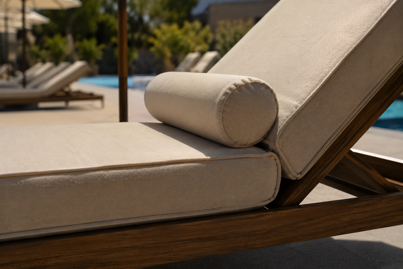 Lüks otel, resort ve havuz başı kullanımına uygun profesyonel şezlong minderi modeli. Su itici kumaş yapısı, dayanıklı dış mekan tekstili özelliği ve konforlu tasarımıyla otel şezlong minder çözümlerinde estetik ve uzun ömürlü kullanım sunar.