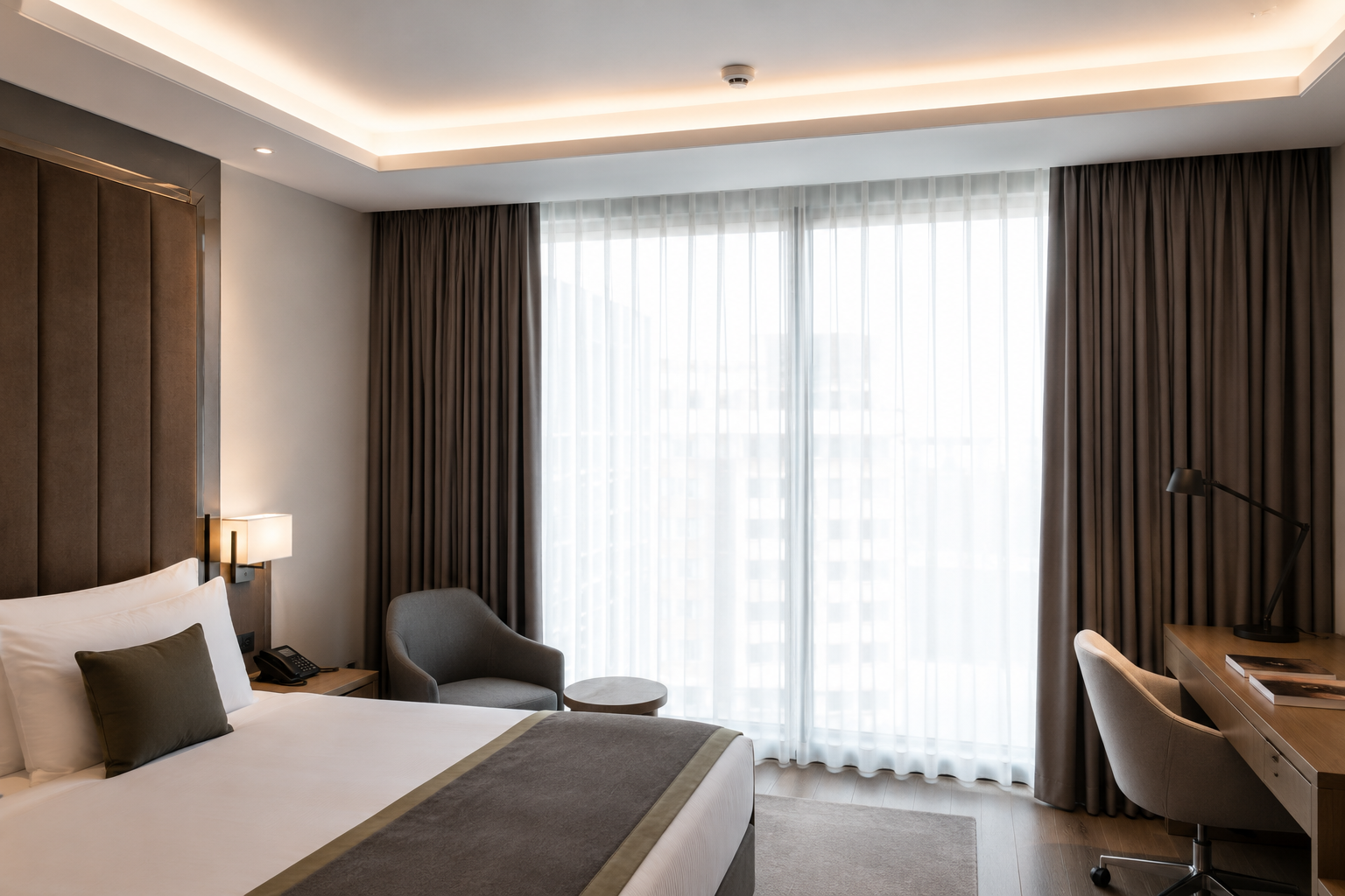 Modern otel projeleri için tasarlanan motorlu perde sistemi; blackout özelliği, şık görünümü ve akıllı kullanım konforuyla profesyonel otel perde çözümleri sunar. Lüks otel odaları için ideal dekorasyon tamamlayıcısıdır.