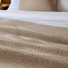 Modern otel odaları için özel tasarlanan dokulu pike modeli. Dayanıklı yapısı ve estetik görünümüyle profesyonel otel tekstili çözümleri sunar.