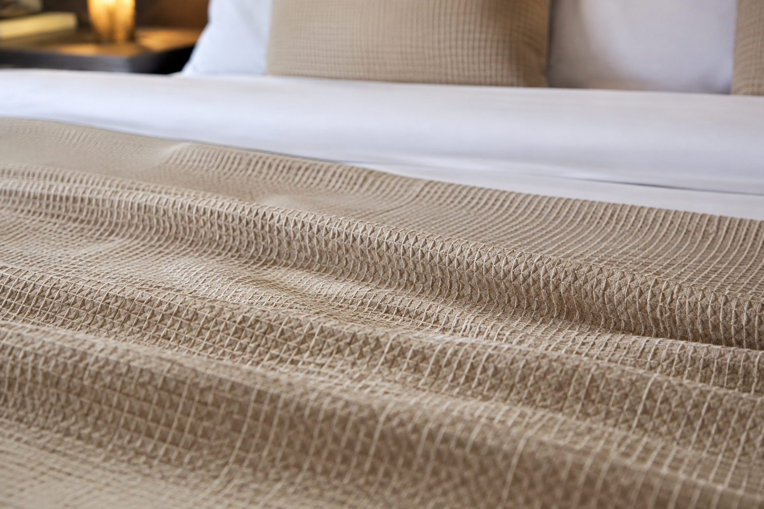 Modern otel odaları için özel tasarlanan dokulu pike modeli. Dayanıklı yapısı ve estetik görünümüyle profesyonel otel tekstili çözümleri sunar.