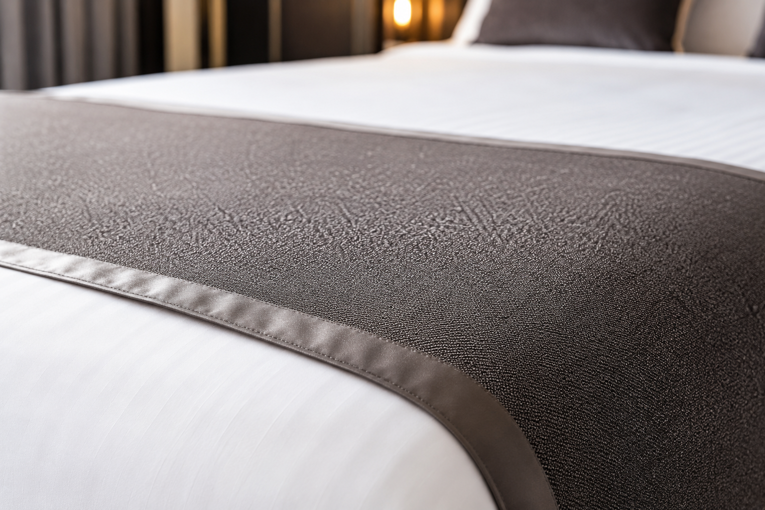 Modern otel dekorasyonuna şıklık katan premium yatak runner modeli. Dayanıklı kumaş yapısı ve zarif dokusuyla profesyonel otel tekstili çözümleri için ideal tercih.