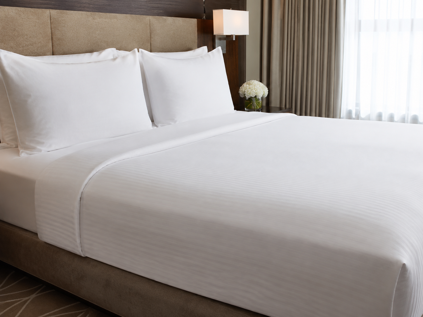 Otel konforunu tamamlayan, dayanıklı ve kusursuz beyaz çarşaflar Krallar'da.